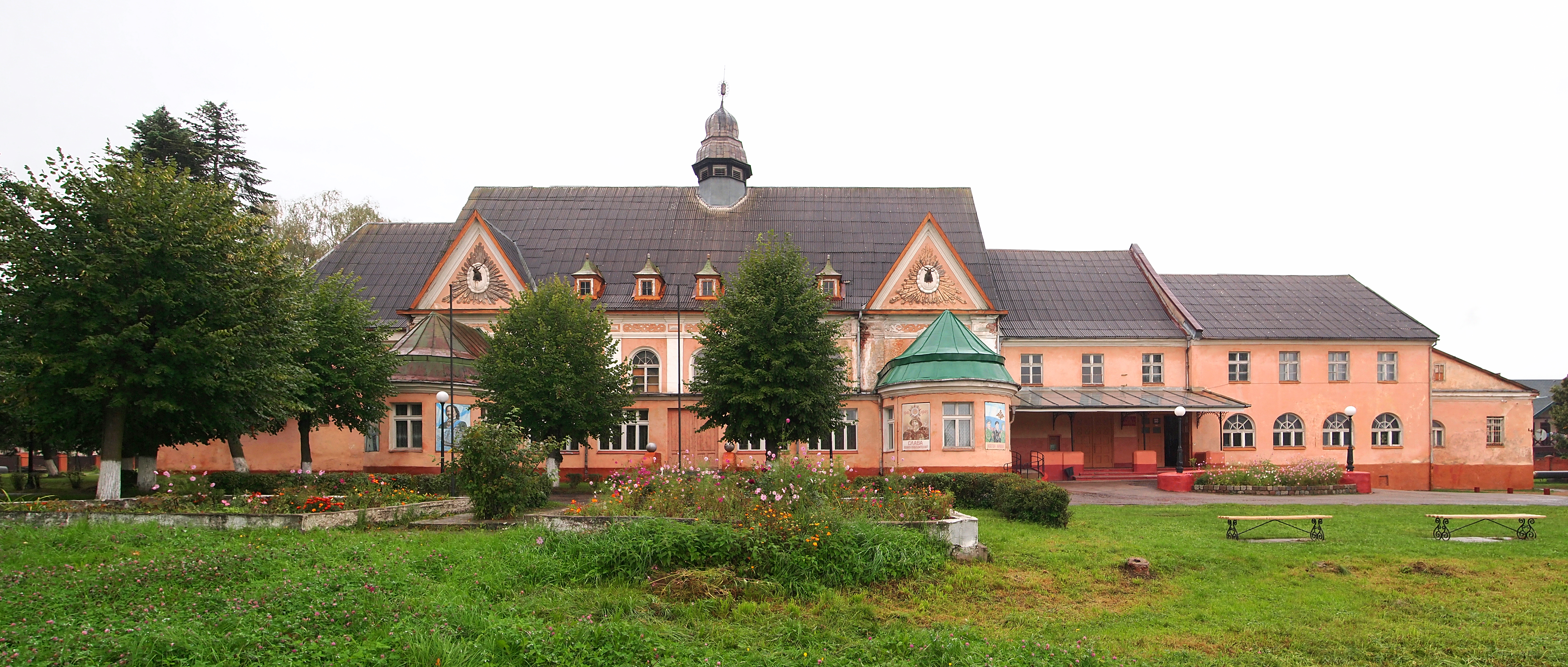 Кв гусев. Дом офицеров Гусев Калининградская область. Гусев архитектура Калининград. Дом офицеров город Гусев. Дом стрелка в Гусеве.