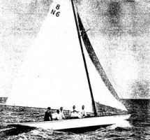 Photographie montrant le bateau Lyn et ses cinq membres d'équipage en mer.