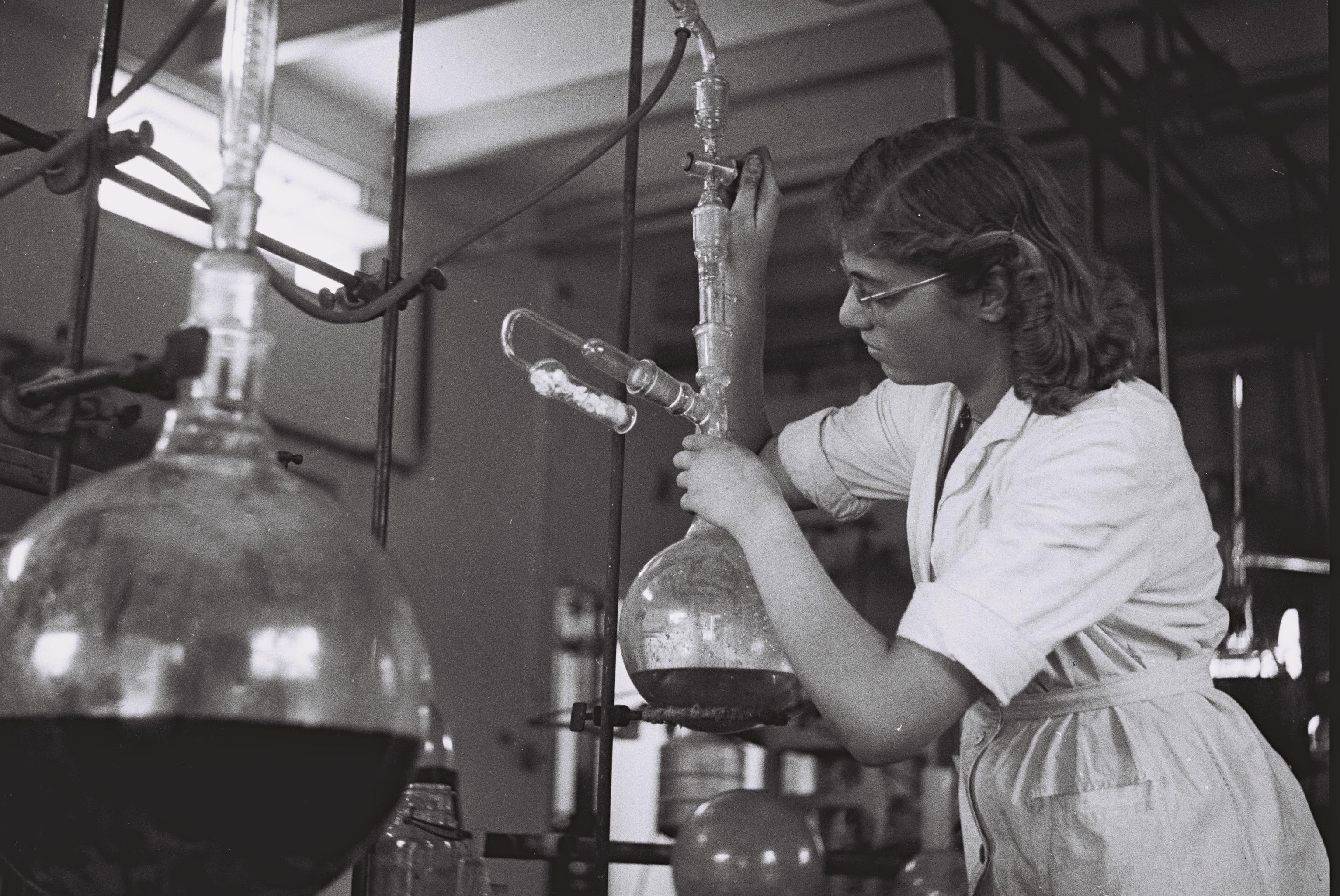 A LABORATORY ASSISTANT AT THE "FRUTAROM" PLANT IN HAIFA. תעשייה. בצילום, עוזרת מעבדה במפעל לכימיקלים "פרוטרום" בחיפה.D834-023.jpg