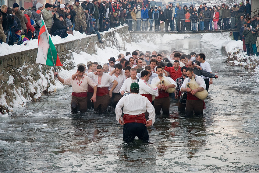 Празднование Крещения Господня в Калофере, Болгария.