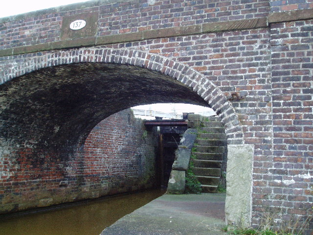 File:Bridge 137, Halls Lock - geograph.org.uk - 75243.jpg