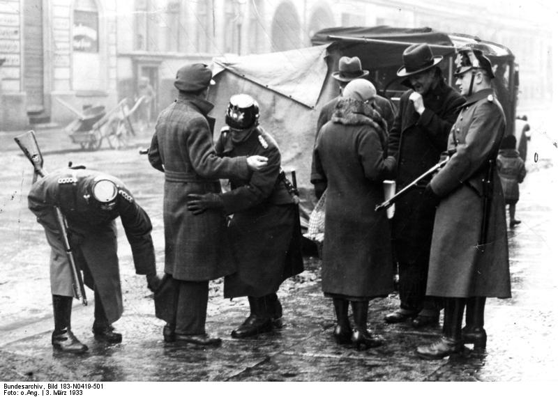 File:Bundesarchiv Bild 183-N0419-501, Berlin, Razzia in der Kösliner Straße,.jpg