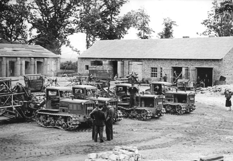 File:Bundesarchiv Bild 183-R0210-350, Sachsendorf, Maschinenpark der MAS.jpg