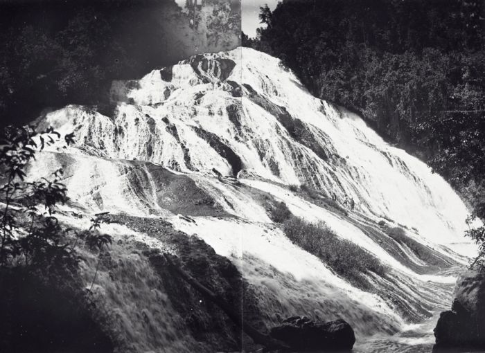 File:COLLECTIE TROPENMUSEUM Panorama van de waterval Tjibodjong bij Soekaboemi TMnr 60040017.jpg