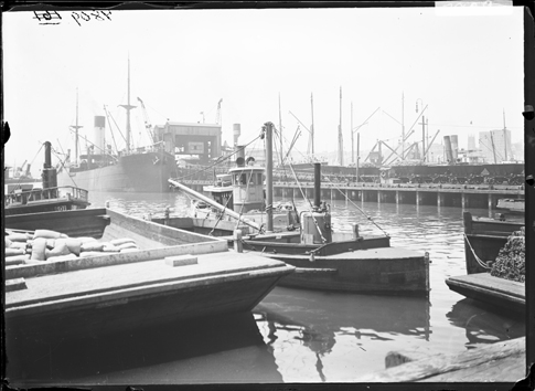 File:Darling Harbour, coaling boats (17797343095).jpg