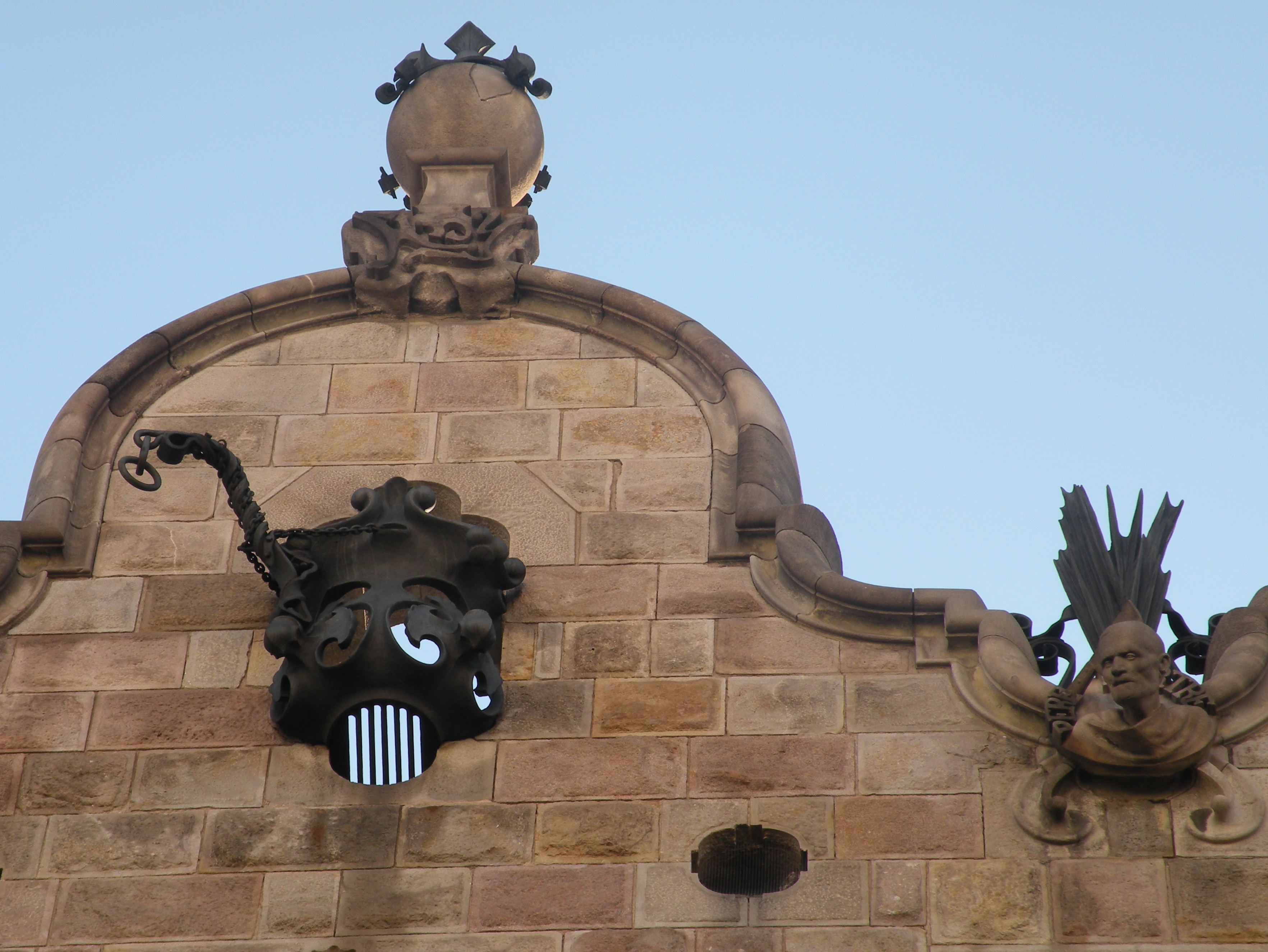 File Detalle Superior De La Casa Calvet Barcelona Jpg Wikimedia Commons