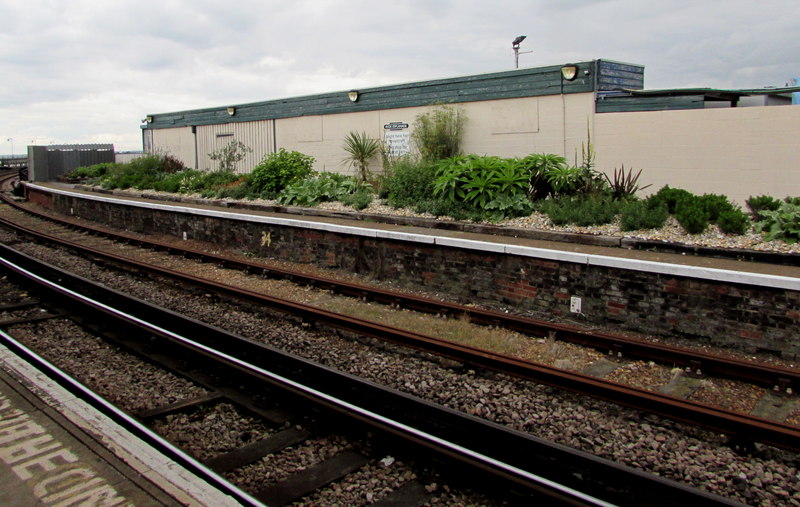 File:Disused platform at Ryde Esplanade railway station - geograph.org.uk - 4661898.jpg