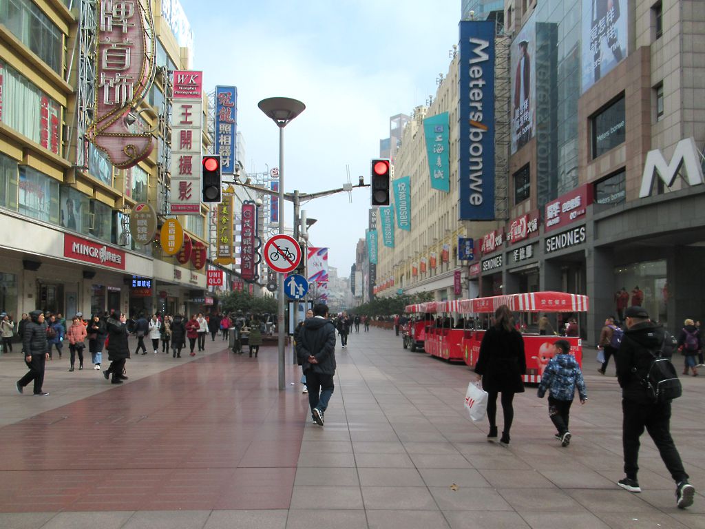 Nanjing east road shanghai. East Nanjing Road Shanghai. Nanjing East Road. West Nanjing Road 1009-1021 Shanghai. East Nanjing Road photo.Evening.