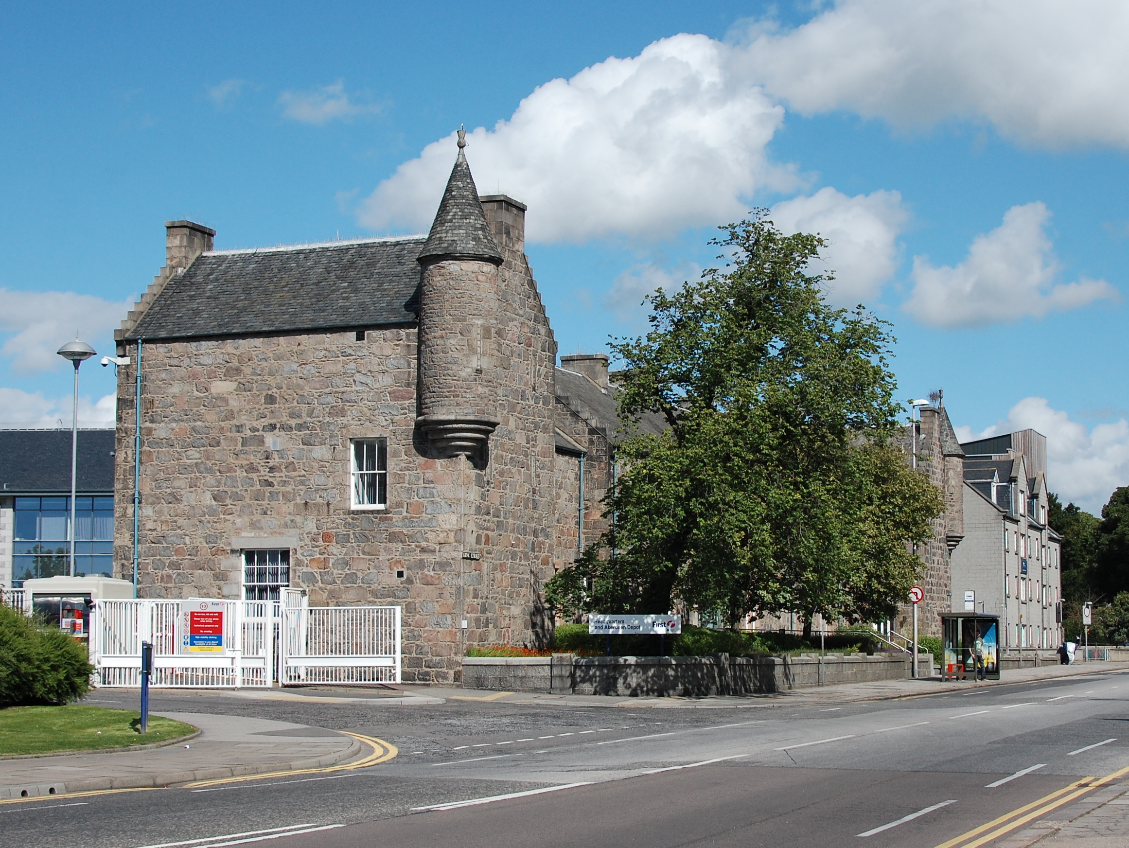 File:First Aberdeen bus depot and offices, King Street (geograph