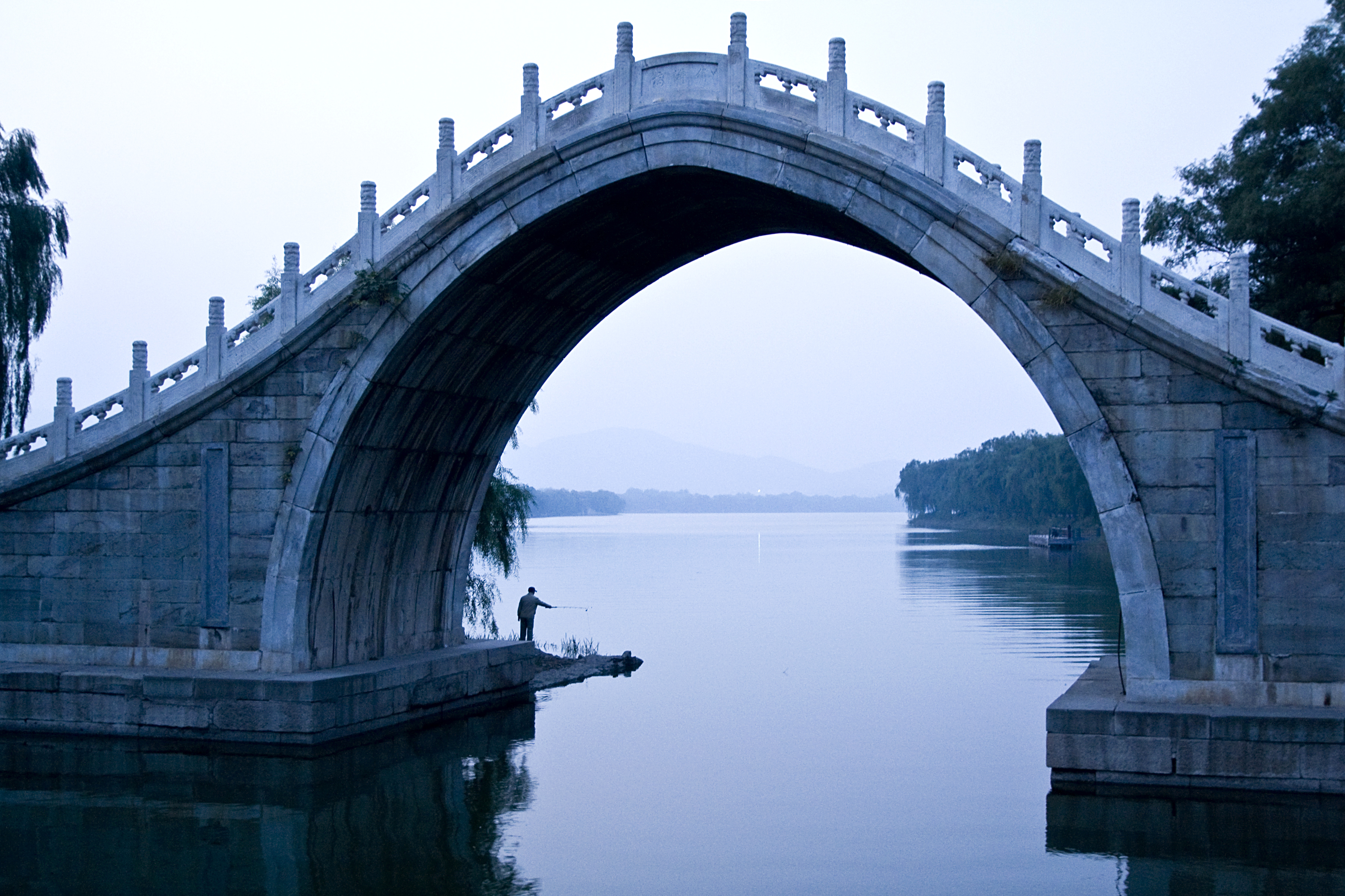 The bridge. Мост Китая Юйдайцяо. Мост Юйдайцяо в Пекине. Озеро Сиху арочный мост. Мост нефритового пояса.