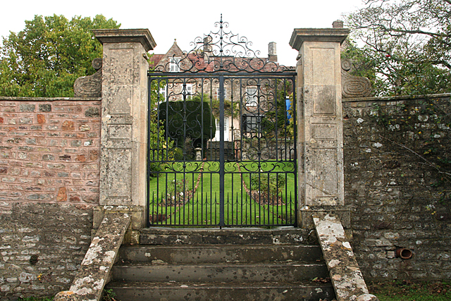 File:Geograph 2675312 Gatcombe Court.jpg