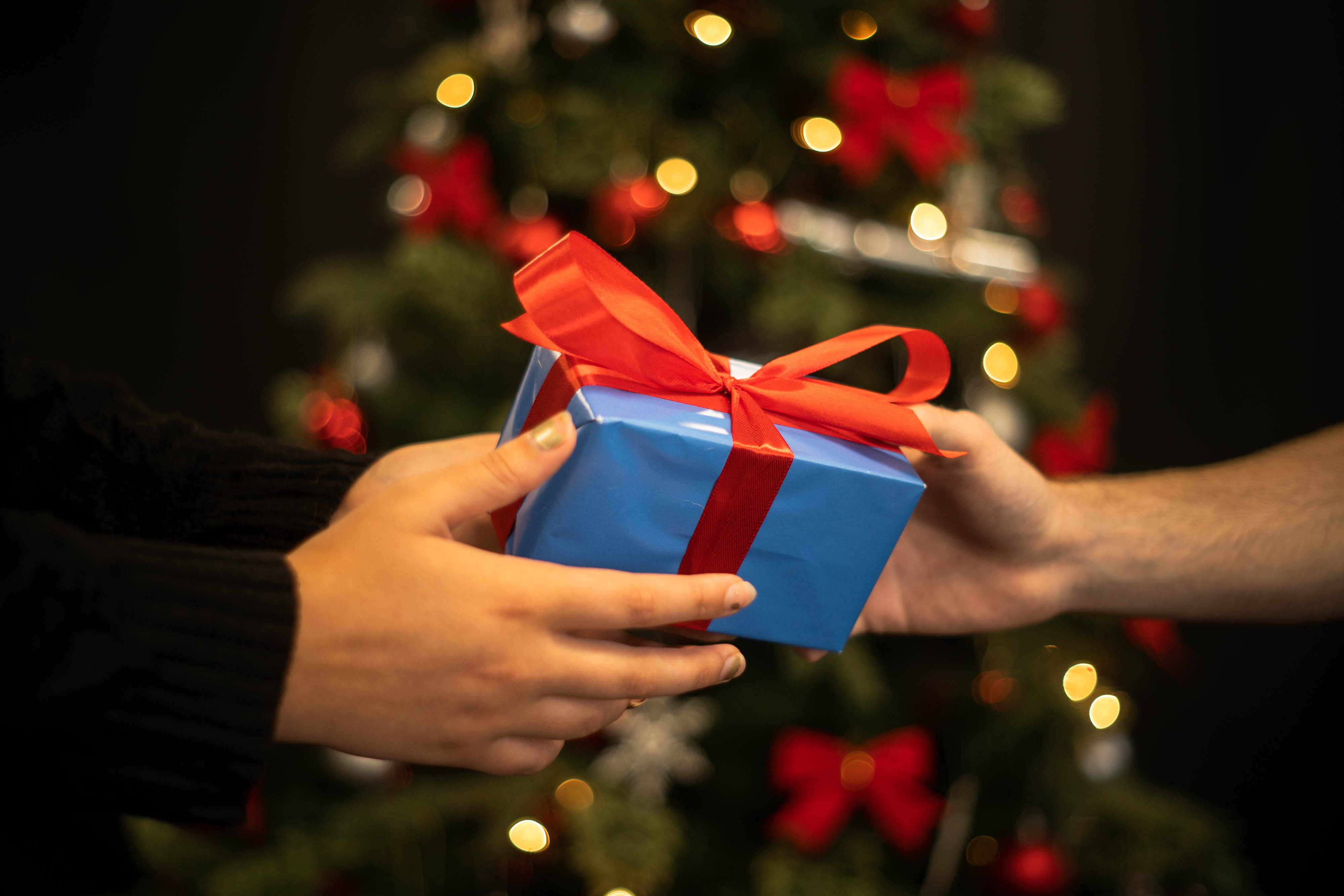 How To Manage A Successful Gift Exchange | Steps, Tips, Ideas & More