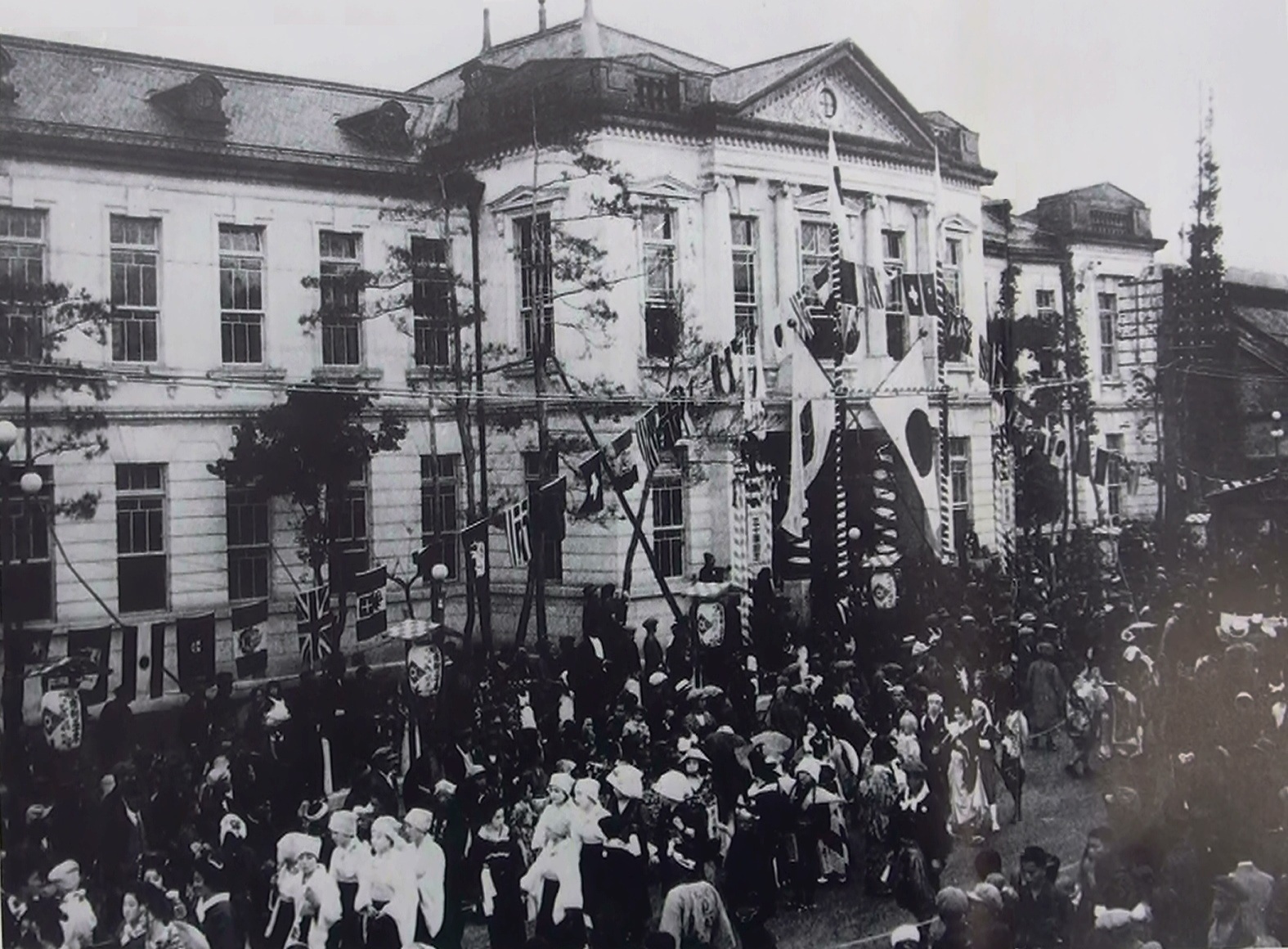 Kofu_city_hall_building_of_the_second._Taken_in_1918.jpg