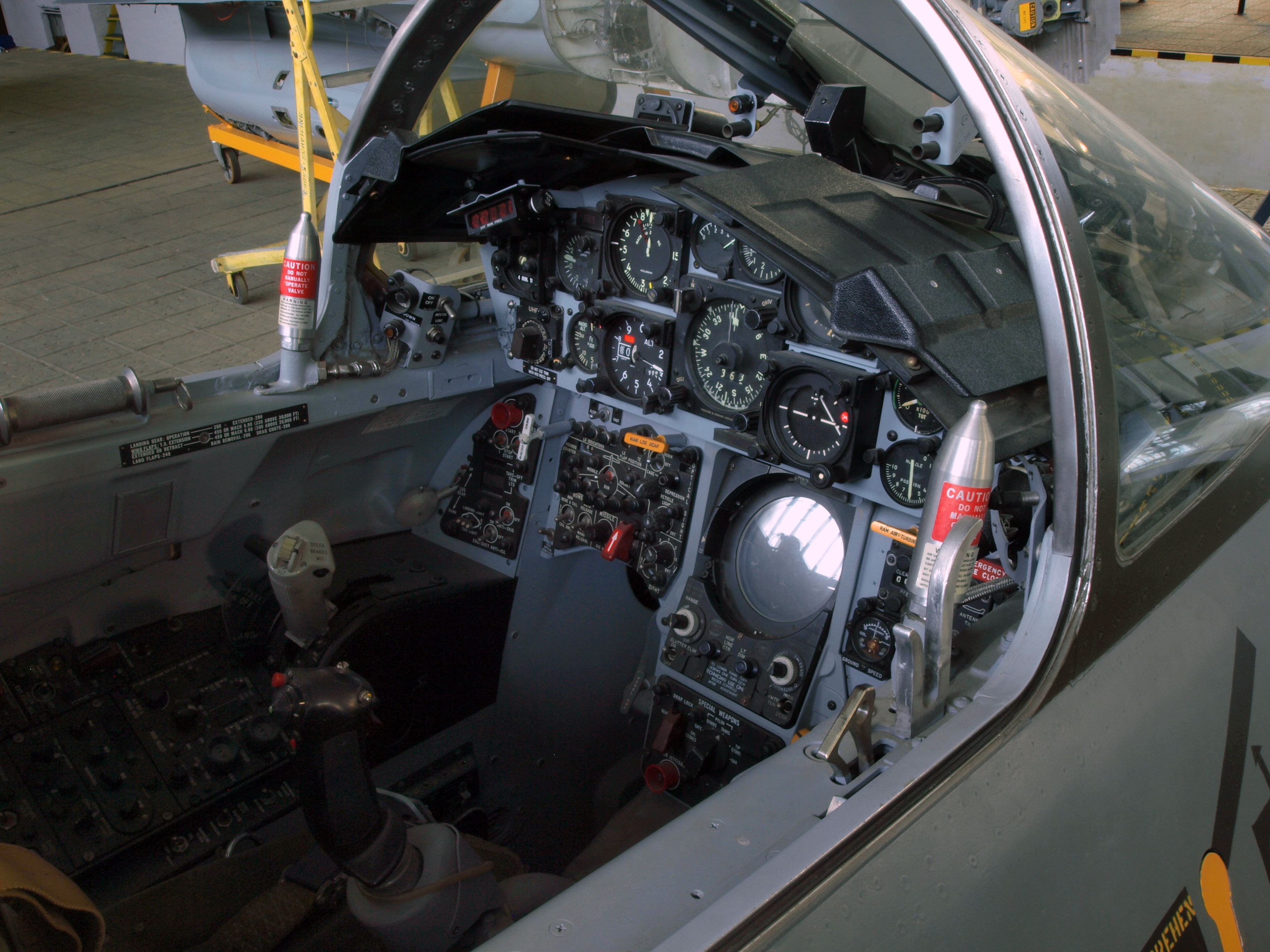 File Luftwaffe Cockpit Of F 104 Starfighter 25 29 Jpg Wikimedia Commons