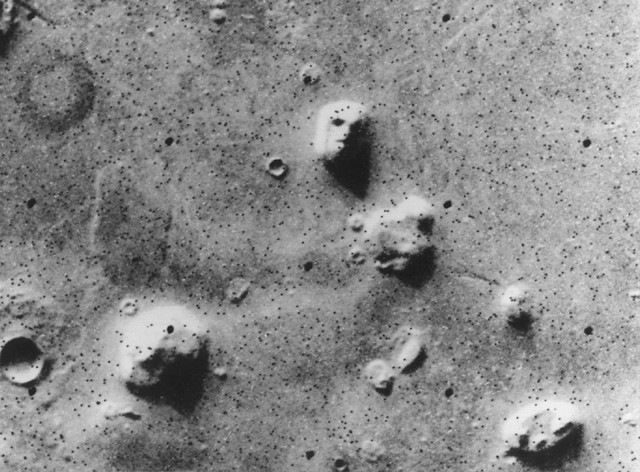 ''  Prekinuo šutnju	Bivši NASA-in znanstvenik tvrdi da je pronađen dokaz života na Marsu, a objasnio je i zašto se o tome ne govori '' - Page 2 Martian_face_viking