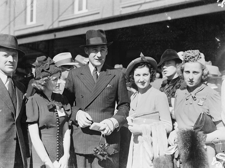 File:Men's and women's fashion, Sydney Cup, Randwick, 1937, March 1937 - Sam Hood (2967590211).jpg
