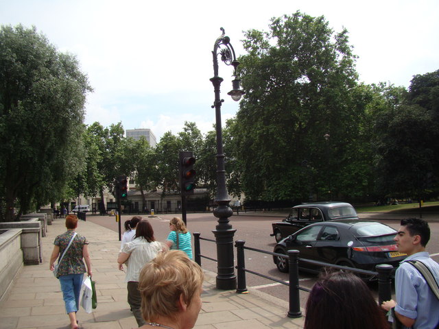 File:Ornate lamp post on Spur Road, London SW1 - geograph.org.uk - 1380230.jpg