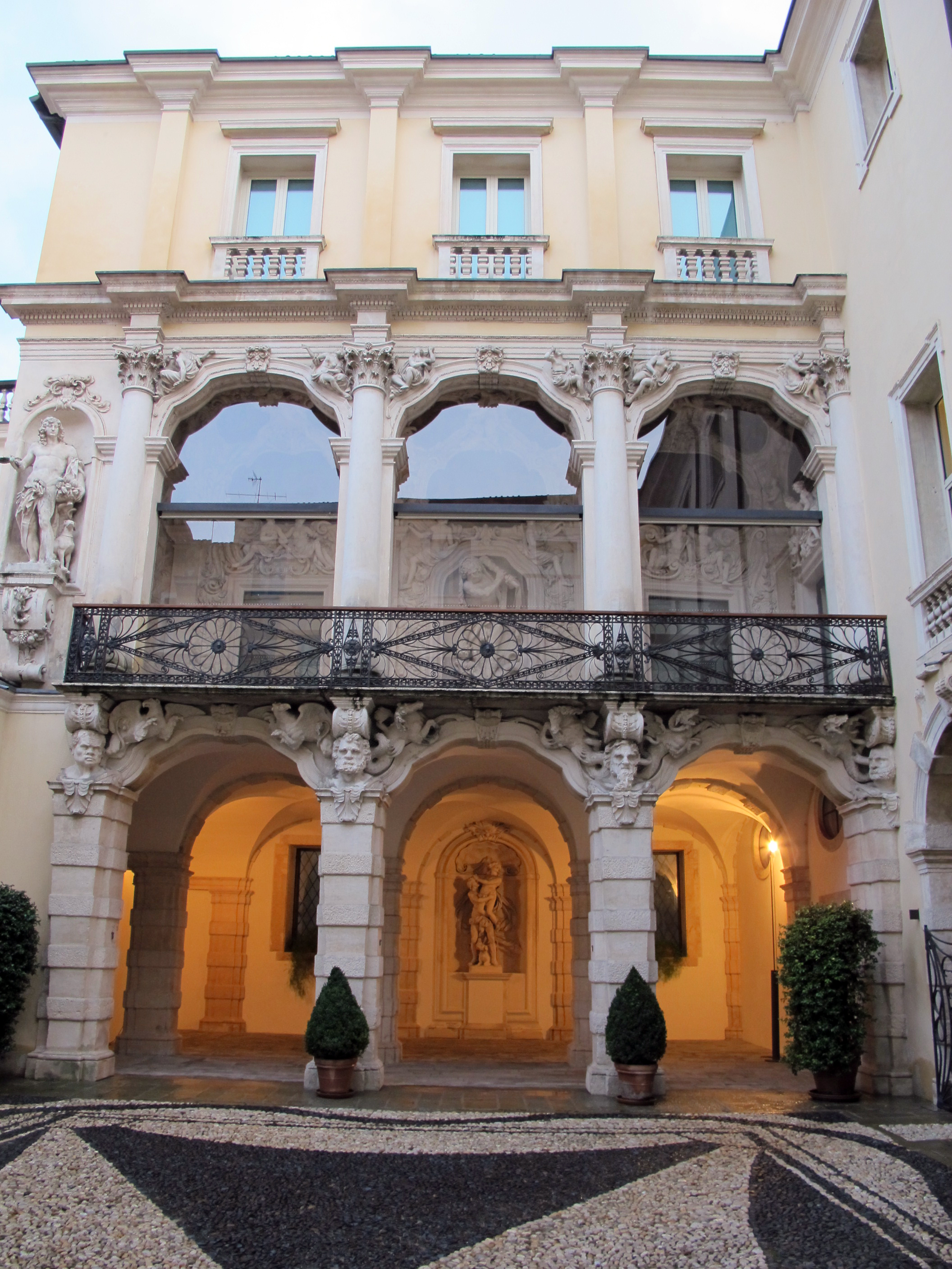 Risultati immagini per vicenza palazzo leoni montanari