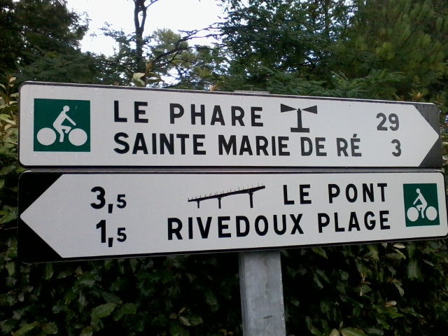 File:Panneau directionnel Île de Ré piste cyclable.jpg