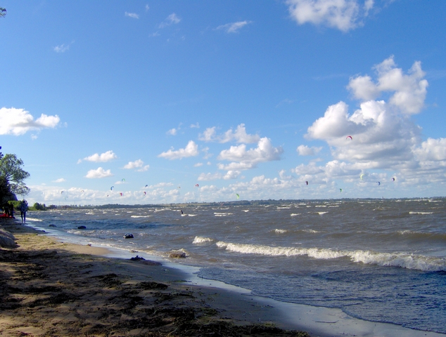 File:Plaża w Pucku - kitesurfers - beach in Puck (2).jpg