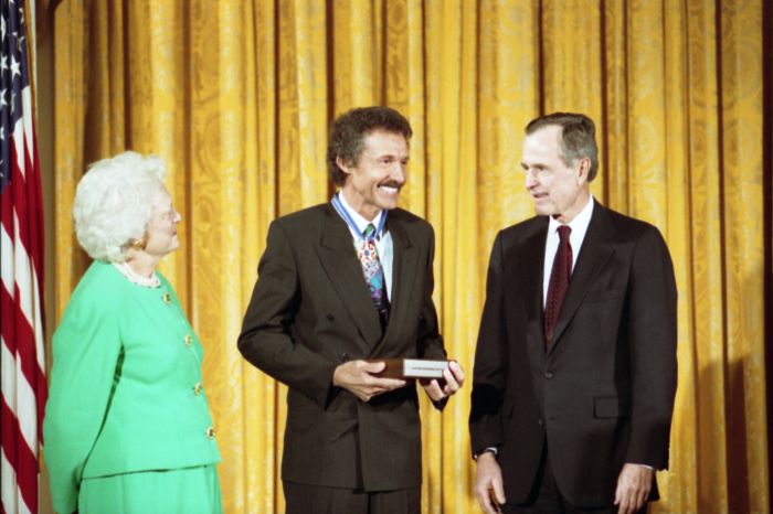 File:President George H. W. Bush and Mrs. Barbara Bush award the Presidential Medal of Freedom to NASCAR Driver Richard Petty.jpg