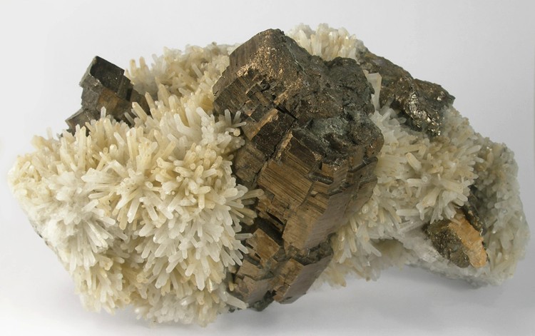 File:Pyrrhotite-Quartz-242625.jpg