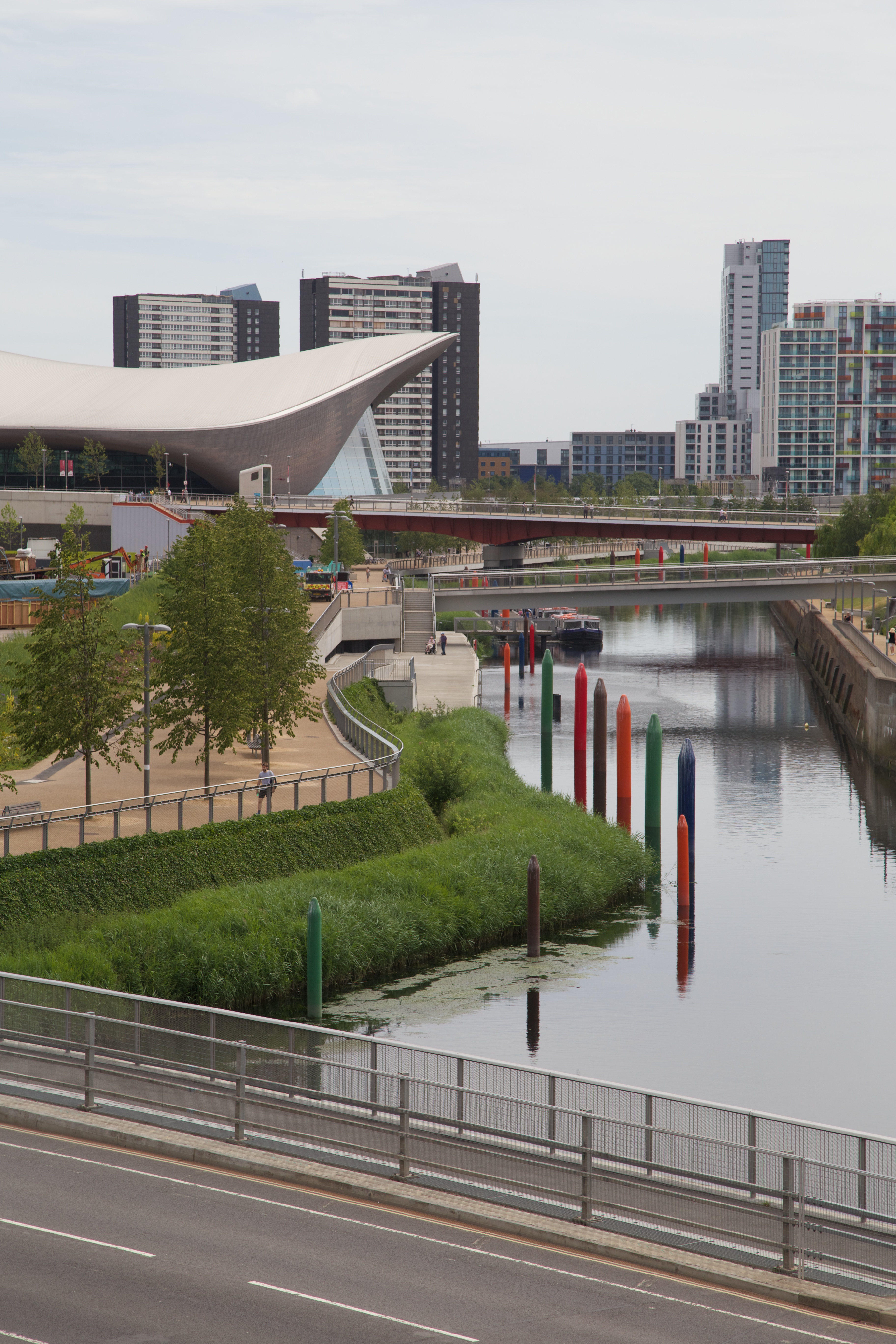 Queen Elizabeth Olympic Park. Queen Elizabeth Olympic Park вдоль Темзы. Queen Elizabeth Olympic Park aфкутф. Hargreaves Queen Elizabeth Olympic Park. Back river