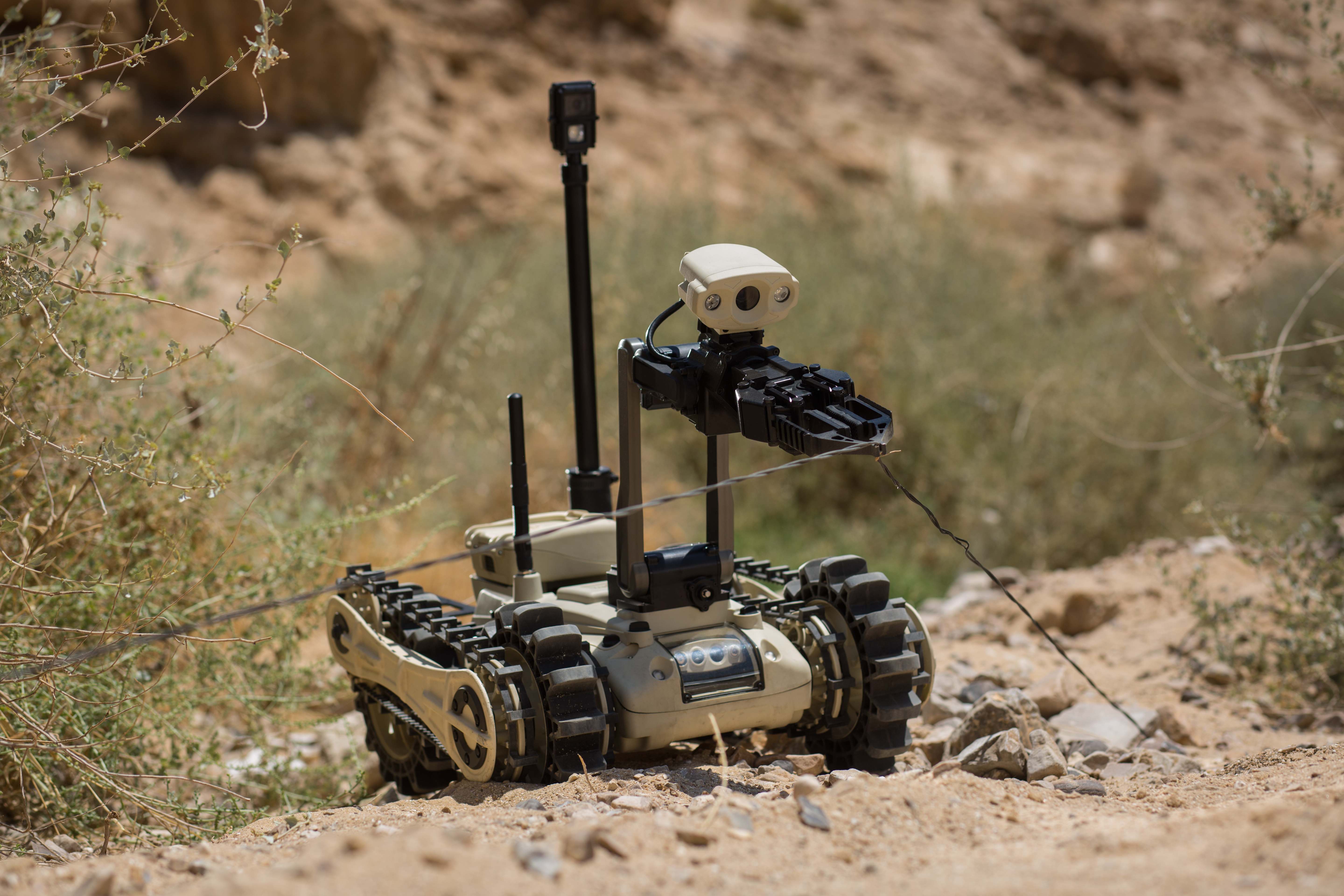 Про военных роботов. IROBOT 710 Warrior. Военные роботы IROBOT. Робот-разведчик «Вася». IROBOT робот сапёр.