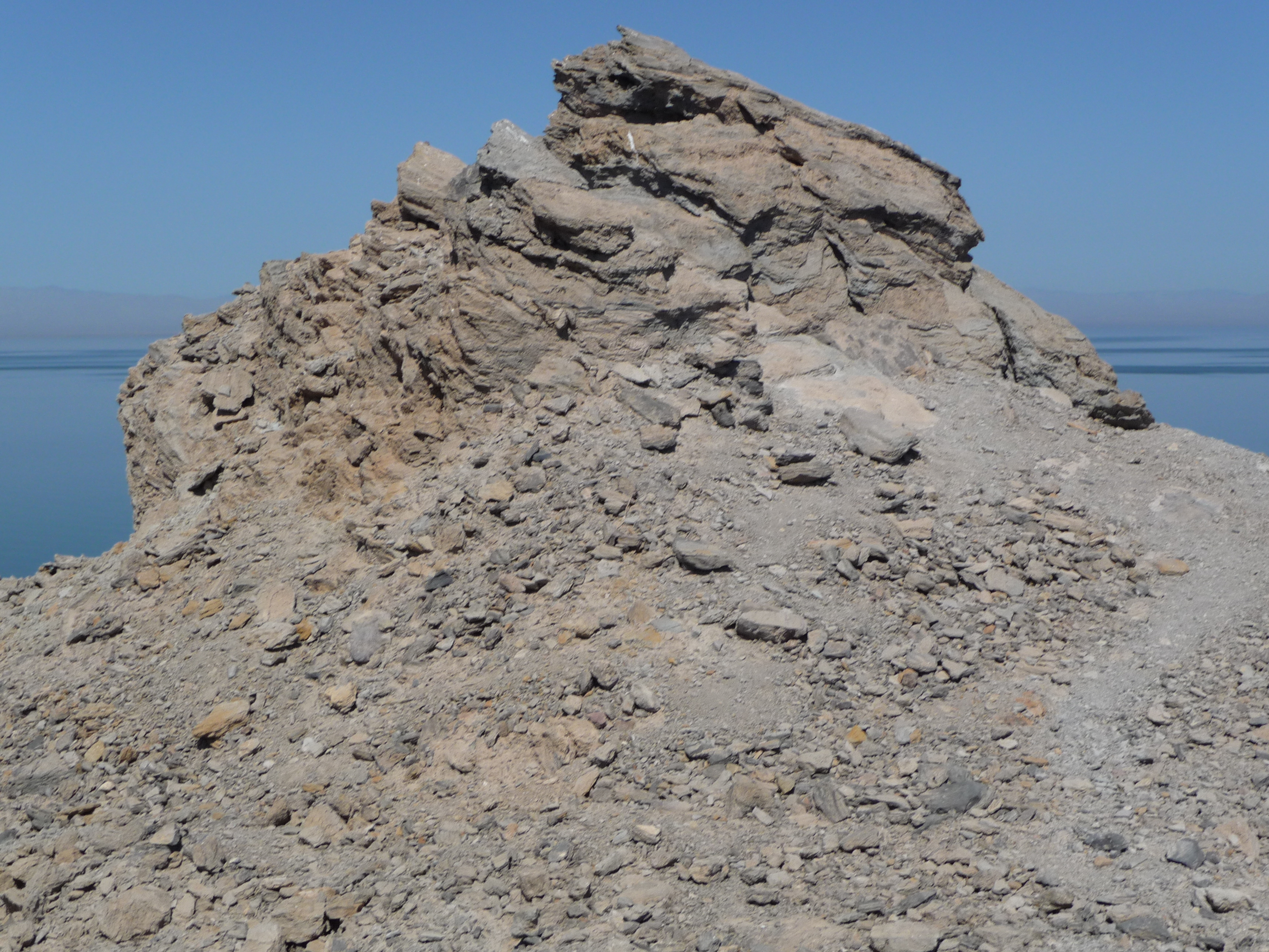 File:Salton Buttes - Rock Hill - top - closeup.JPG - Wikipedia