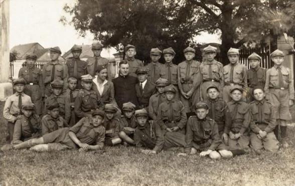 File:Scout troop in Kletsk, Belarus 1934.jpg