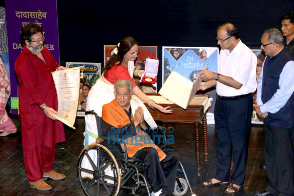 File:Shashi Kapoor receiving Dadasaheb Falke award from Arun Jaitley.jpg