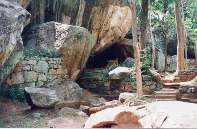 File:Sigiriya monks cell1.jpg