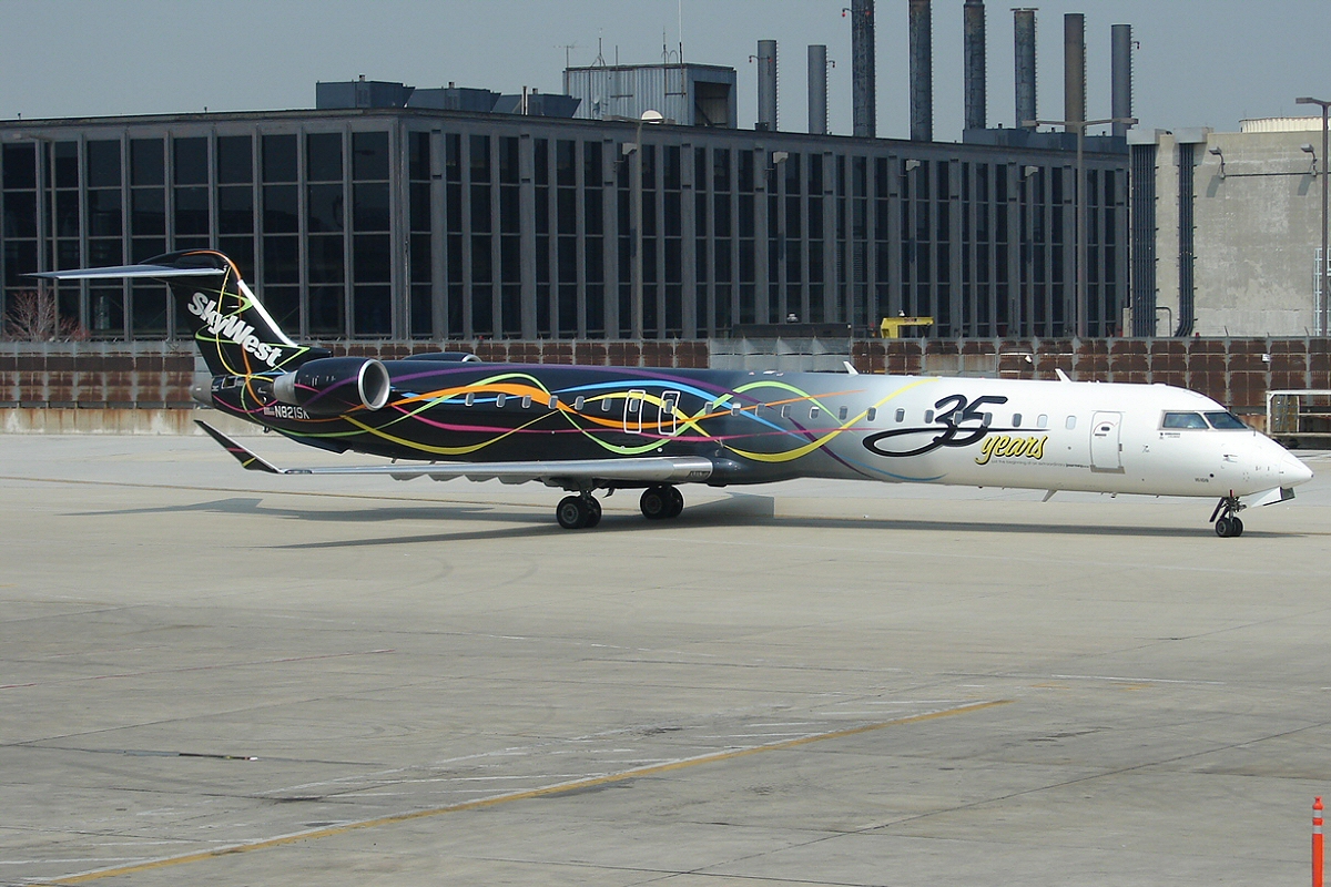 Skywest Airlines 35 Years celebatorial paint scheme! (2431473257).jpg