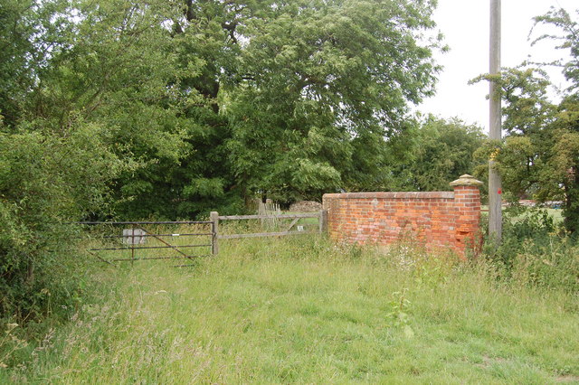 File:The Essex Way 148, remains of St Mary's church - geograph.org.uk - 2459437.jpg