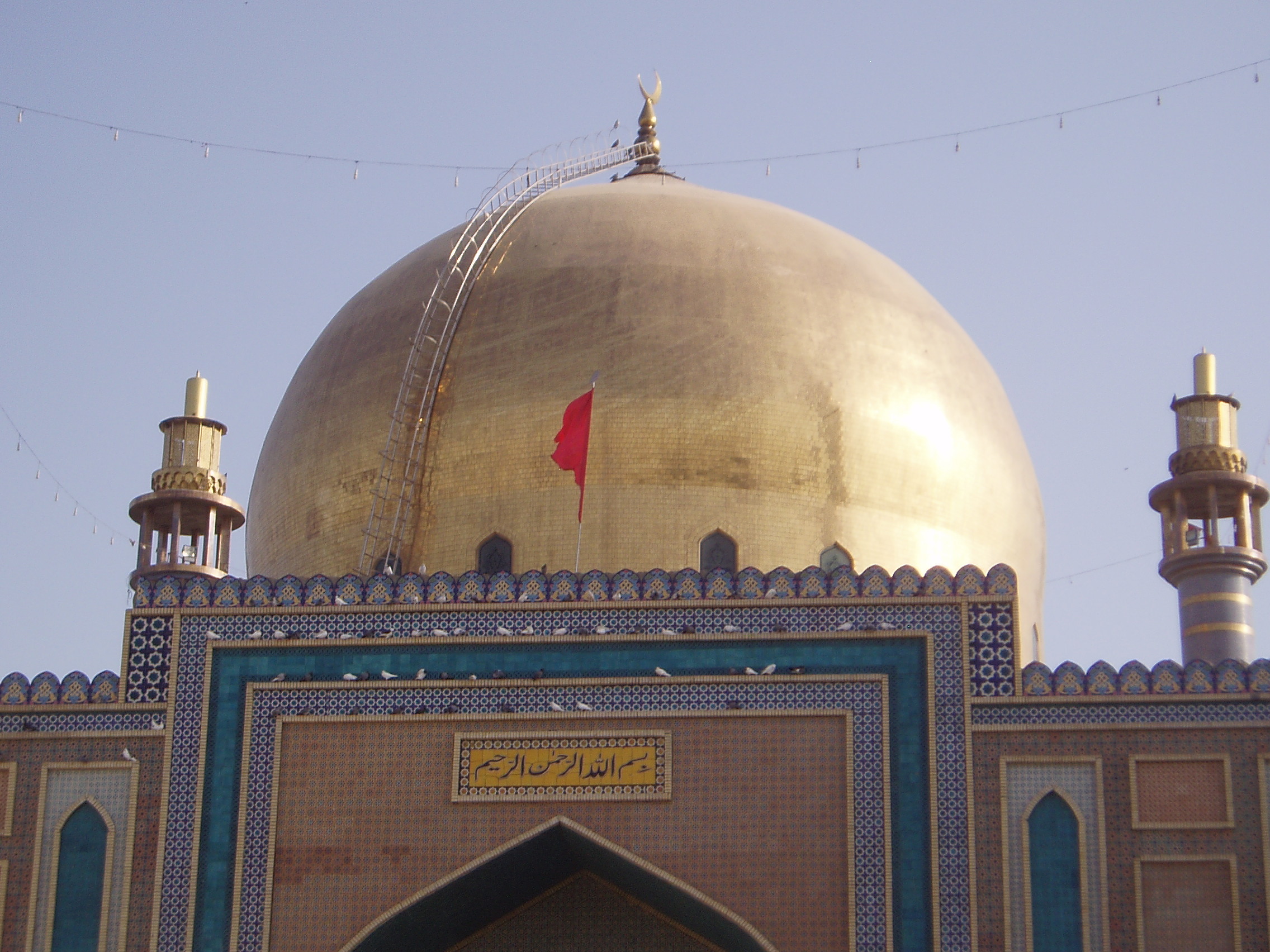 File:Tomb of Hazrat Lal Shahbaz Qalandar  - Wikimedia Commons