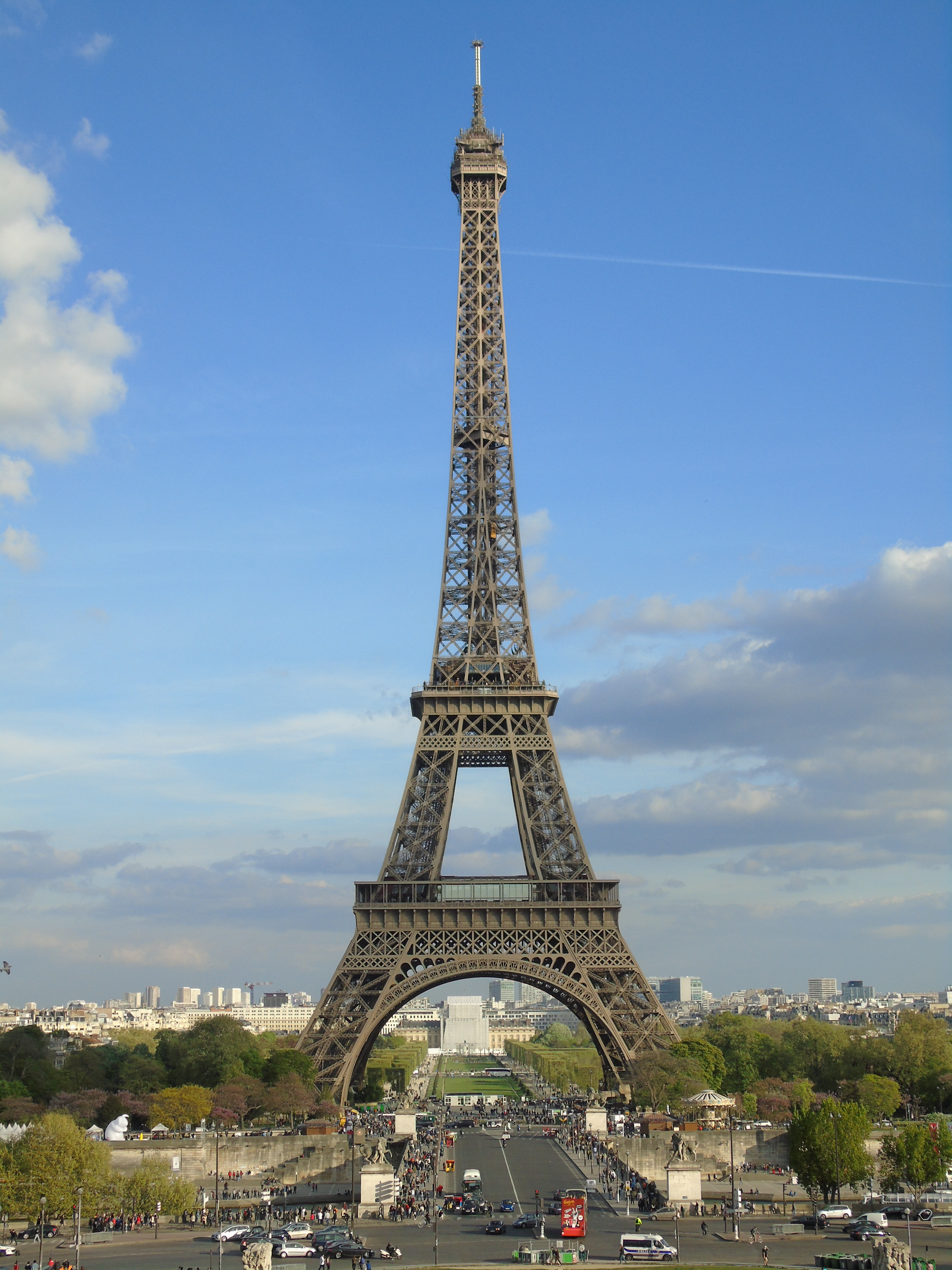 https://upload.wikimedia.org/wikipedia/commons/3/38/Vista_completa.005_-_Torre_Eiffel.jpg