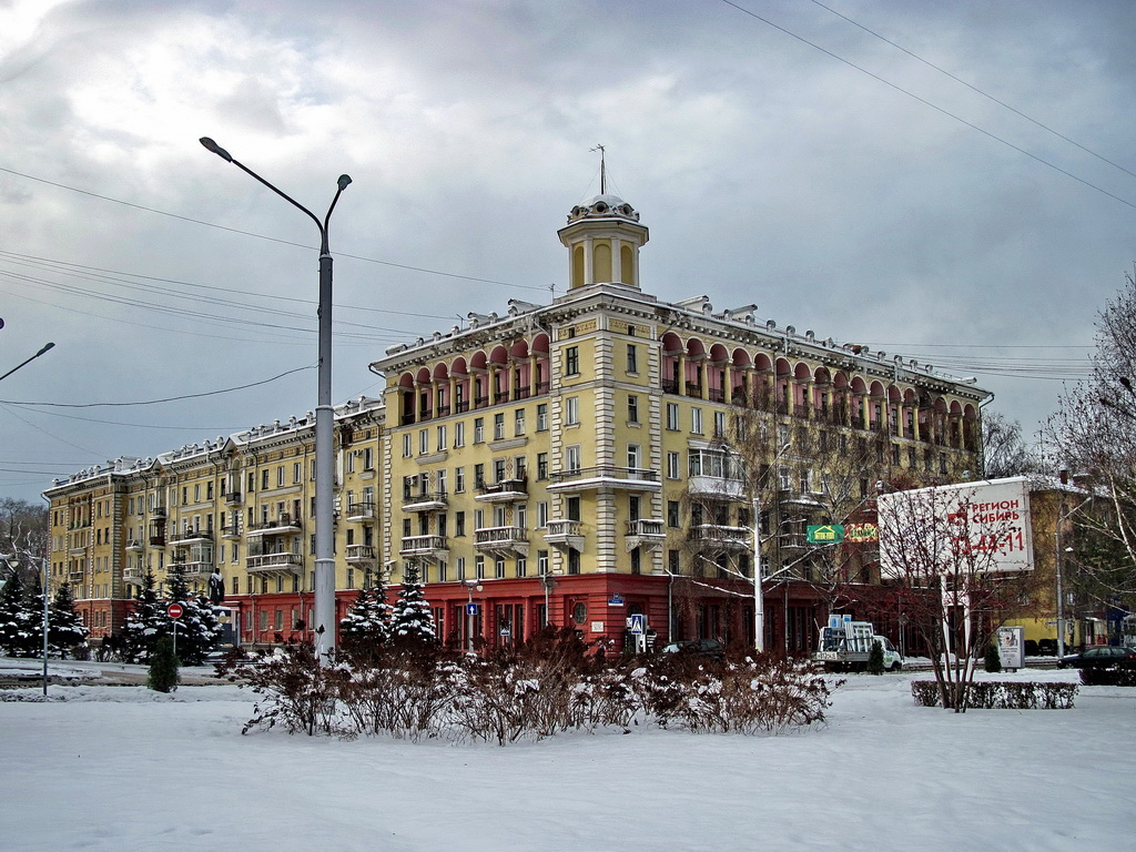 Центральные улицы новокузнецка. Новокузнецк ул 25 лет октября. Сталинский Ампир Новокузнецк. Сталинская архитектура Новокузнецк. Улица Кирова Новокузнецк.