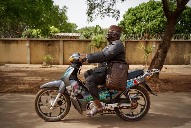 File:A 79 ans, Sory Sanlé continue de sillonner Bobo-Dioulasso avec sa moto pour photographier les habitants. SOPHIE DOUCE.jpg