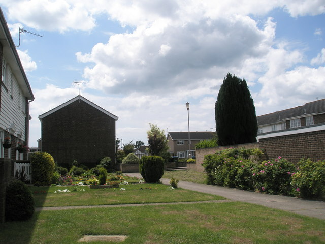 File:A peaceful summers afternoon at Flansham Park - geograph.org.uk - 845781.jpg