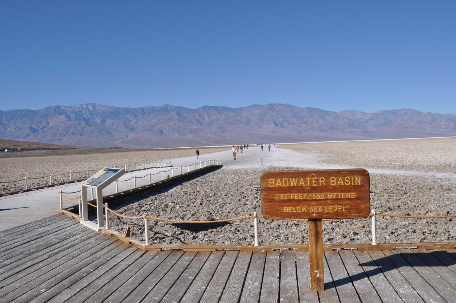 Badwater. Badwater Долина смерти. Впадина Бэдуотер. Озеро Бэдуотер. Озеро Бэдуотер озеро в долине смерти.