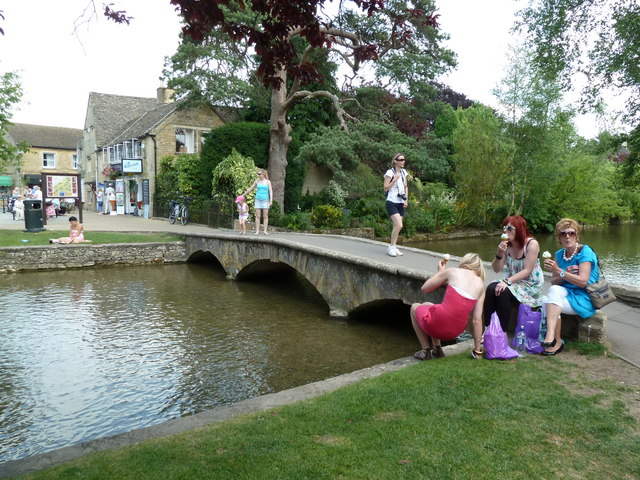 File:Bourton on the Water - River Windrush - geograph.org.uk - 1939536.jpg