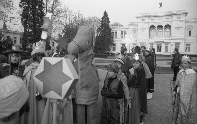 File:Bundesarchiv B 145 Bild-F064527-0002, Bundespräsident empfängt Sternsinger.jpg