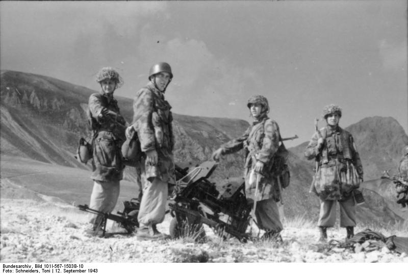 File:Bundesarchiv Bild 101I-567-1503B-10, Gran Sasso, Fallschirmjäger mit Geschütz.jpg