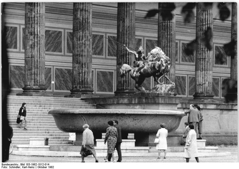 File:Bundesarchiv Bild 183-1982-1012-014, Berlin, Lustgarten, Granitschale.jpg