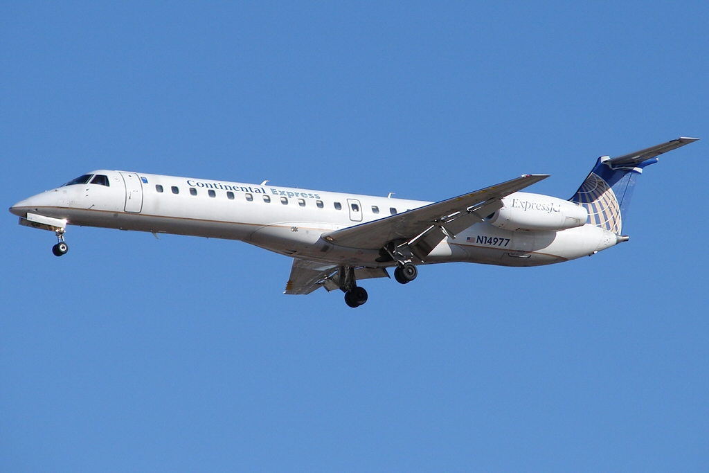 Continental Express ERJ-145 (3323773298).jpg