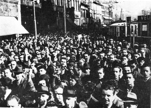 File:Demonstrace na obranu republiky 22-9-1938 v Praze.gif