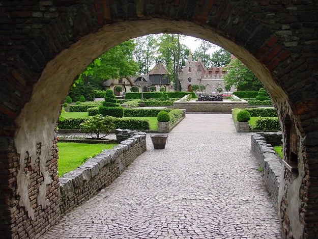 File:Efteling Herautenplein.jpg