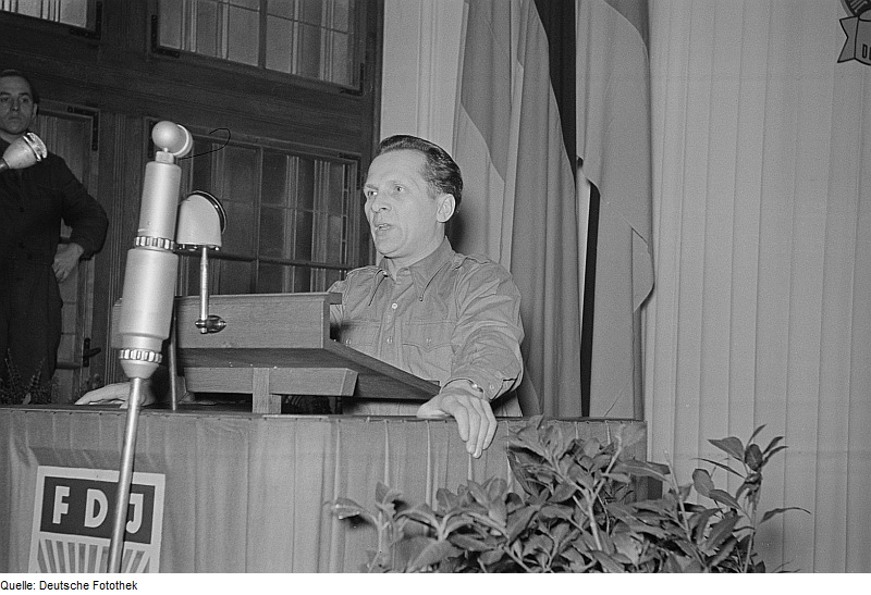 File:Fotothek df roe-neg 0006247 008 Rede des 1. Vorsitzenden der FDJ Erich Honecker.jpg