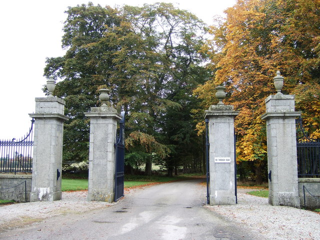 File:Gated entrance to Dunecht Estate - geograph.org.uk - 581171.jpg