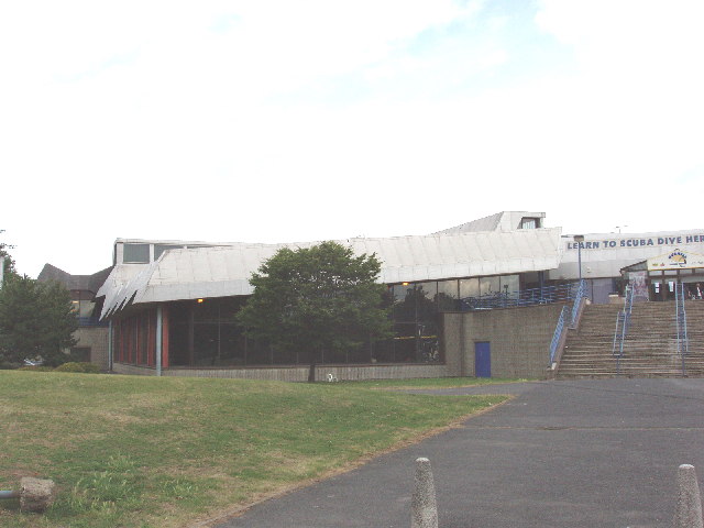 File:Gurnell Swimming Pool, Ealing - geograph.org.uk - 22992.jpg